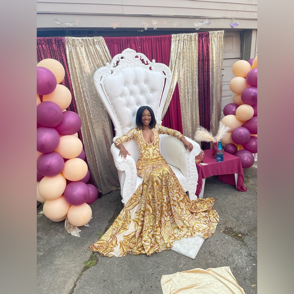 Hi I’m selling my daughter’s 2022 Prom dress that was worn once for pictures